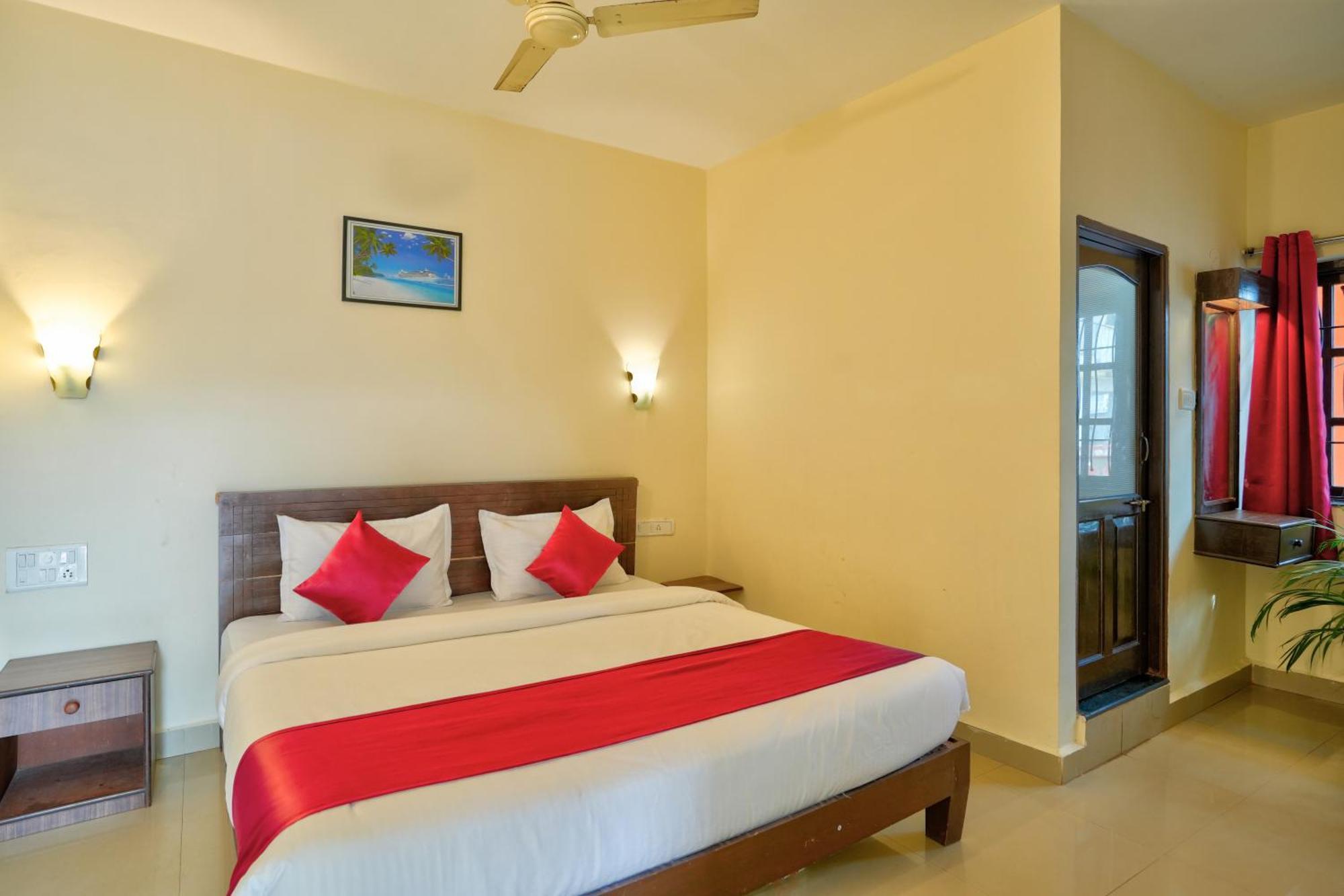 Hotel Salty Waves Baga Exterior photo