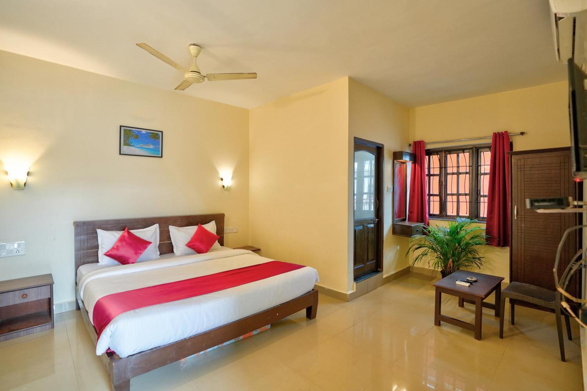 Hotel Salty Waves Baga Exterior photo
