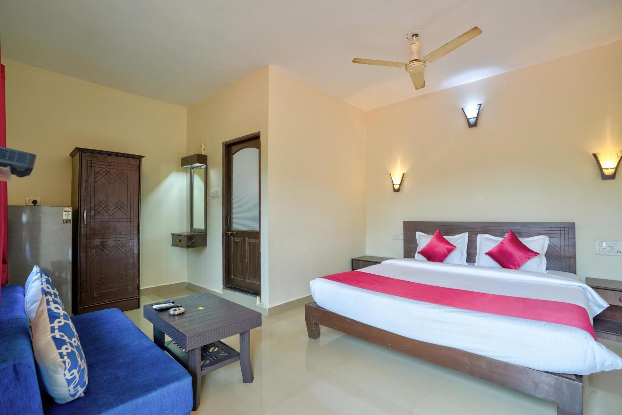 Hotel Salty Waves Baga Exterior photo
