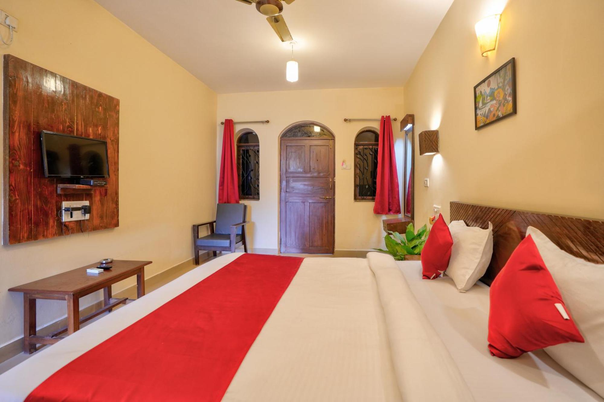 Hotel Salty Waves Baga Exterior photo