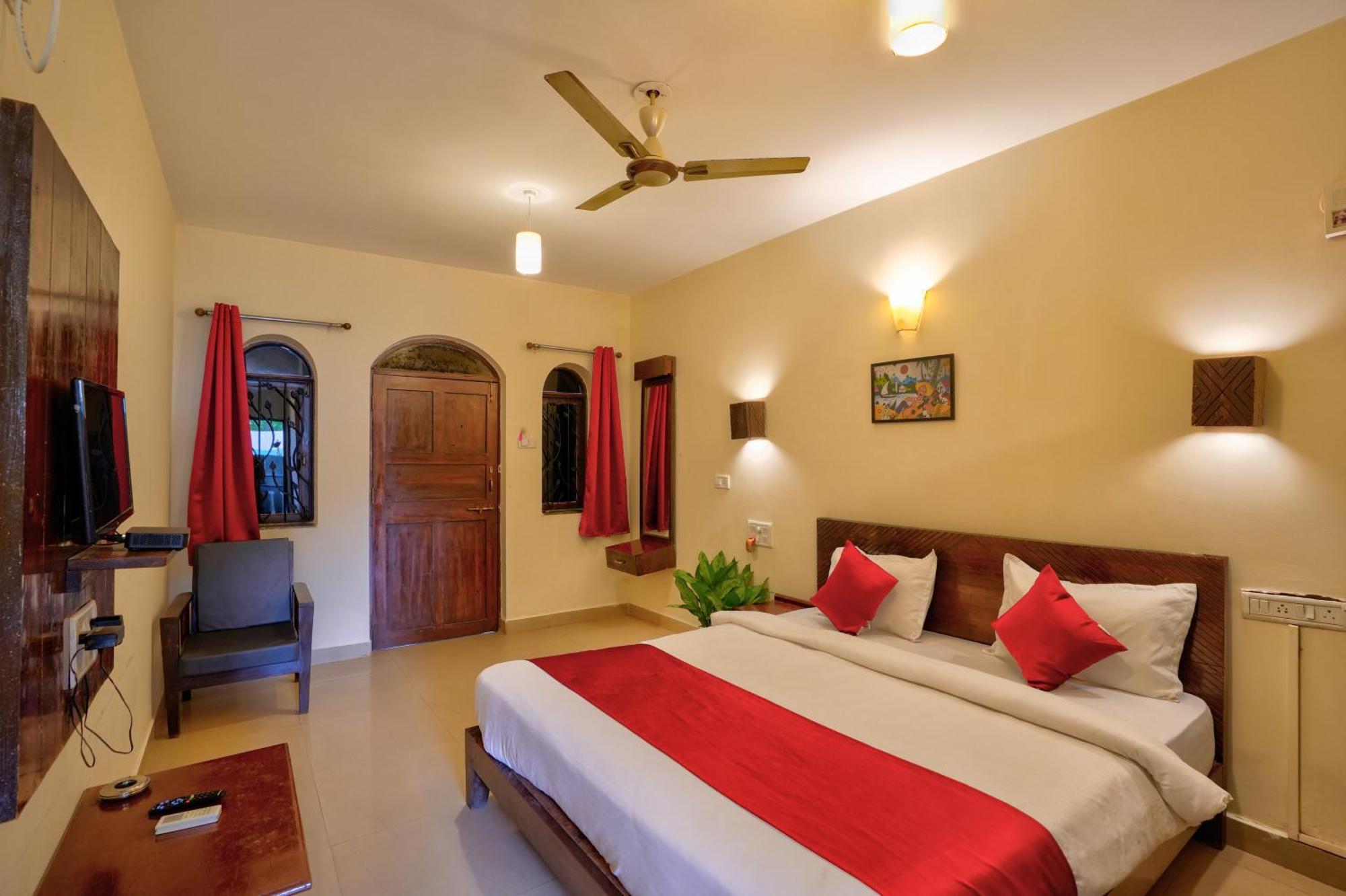 Hotel Salty Waves Baga Exterior photo
