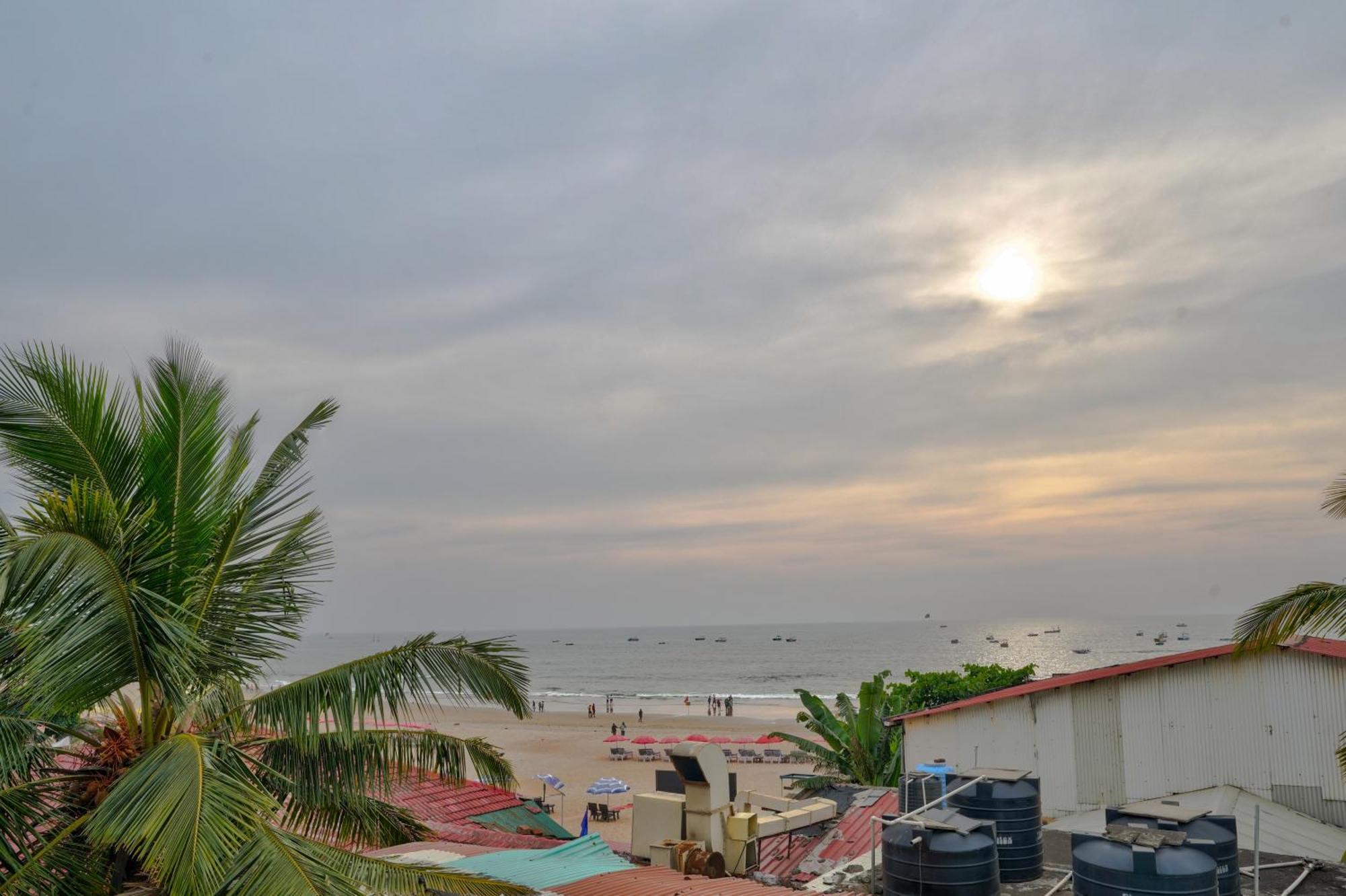 Hotel Salty Waves Baga Exterior photo