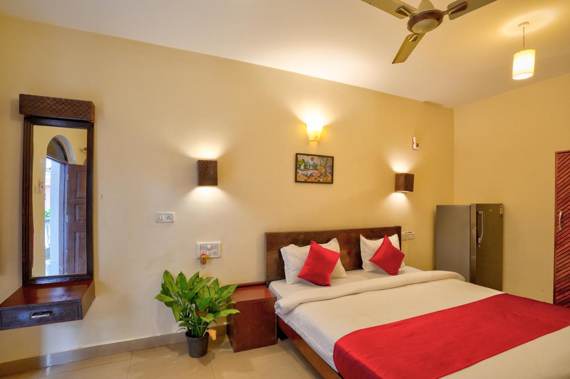 Hotel Salty Waves Baga Exterior photo