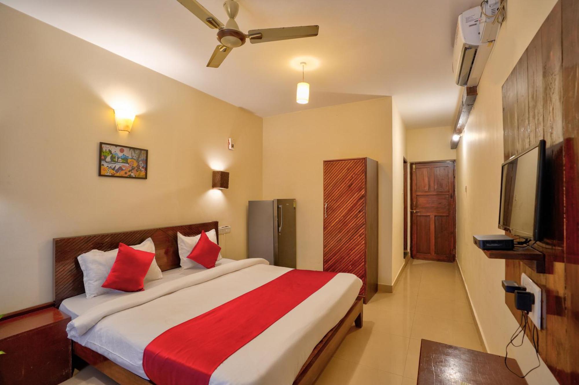 Hotel Salty Waves Baga Exterior photo