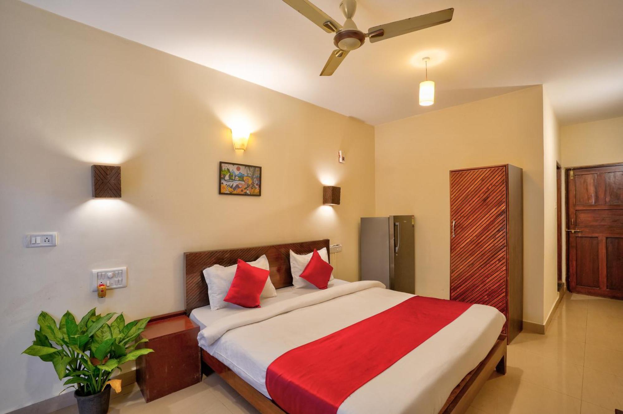 Hotel Salty Waves Baga Exterior photo
