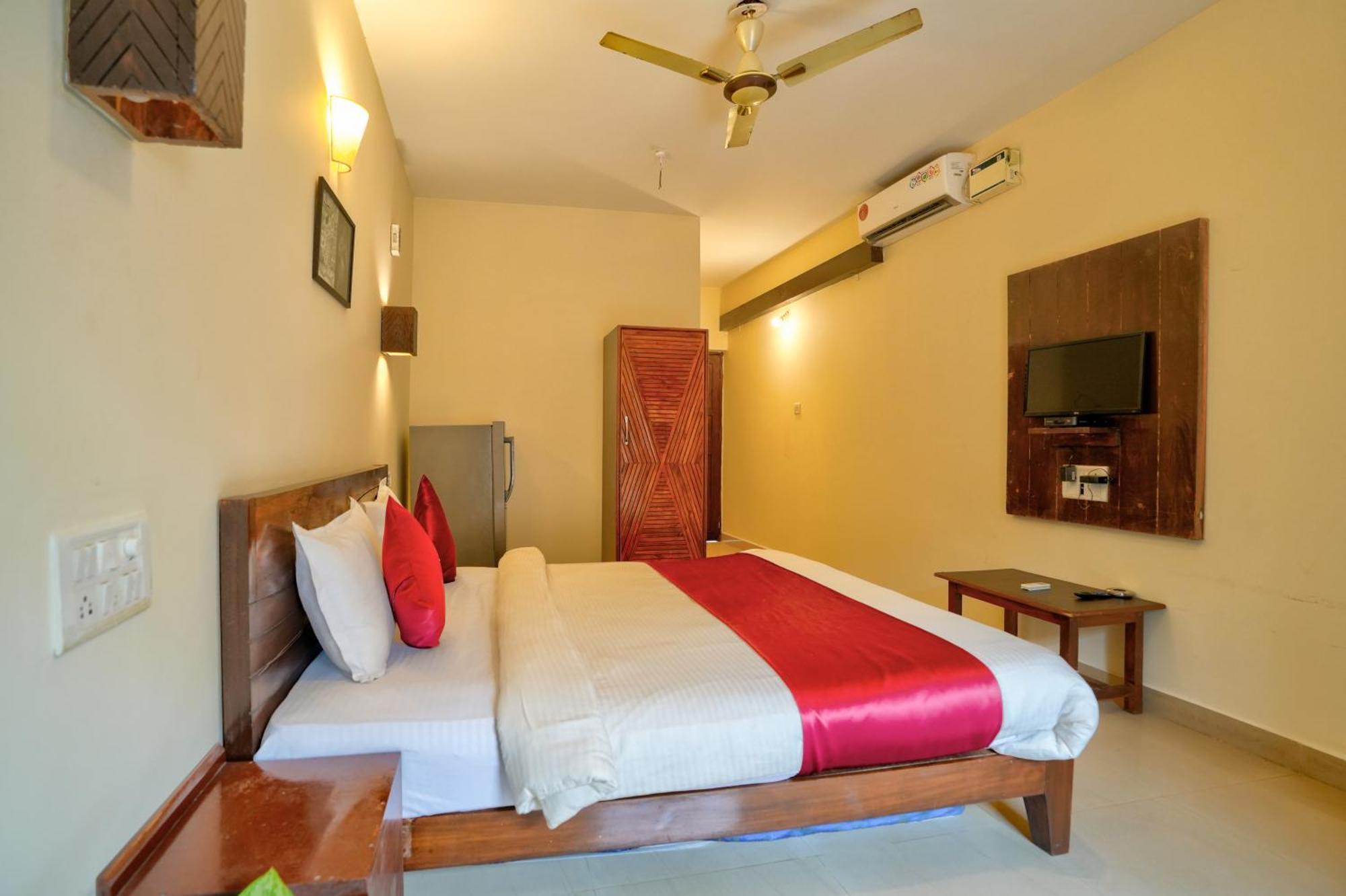 Hotel Salty Waves Baga Exterior photo