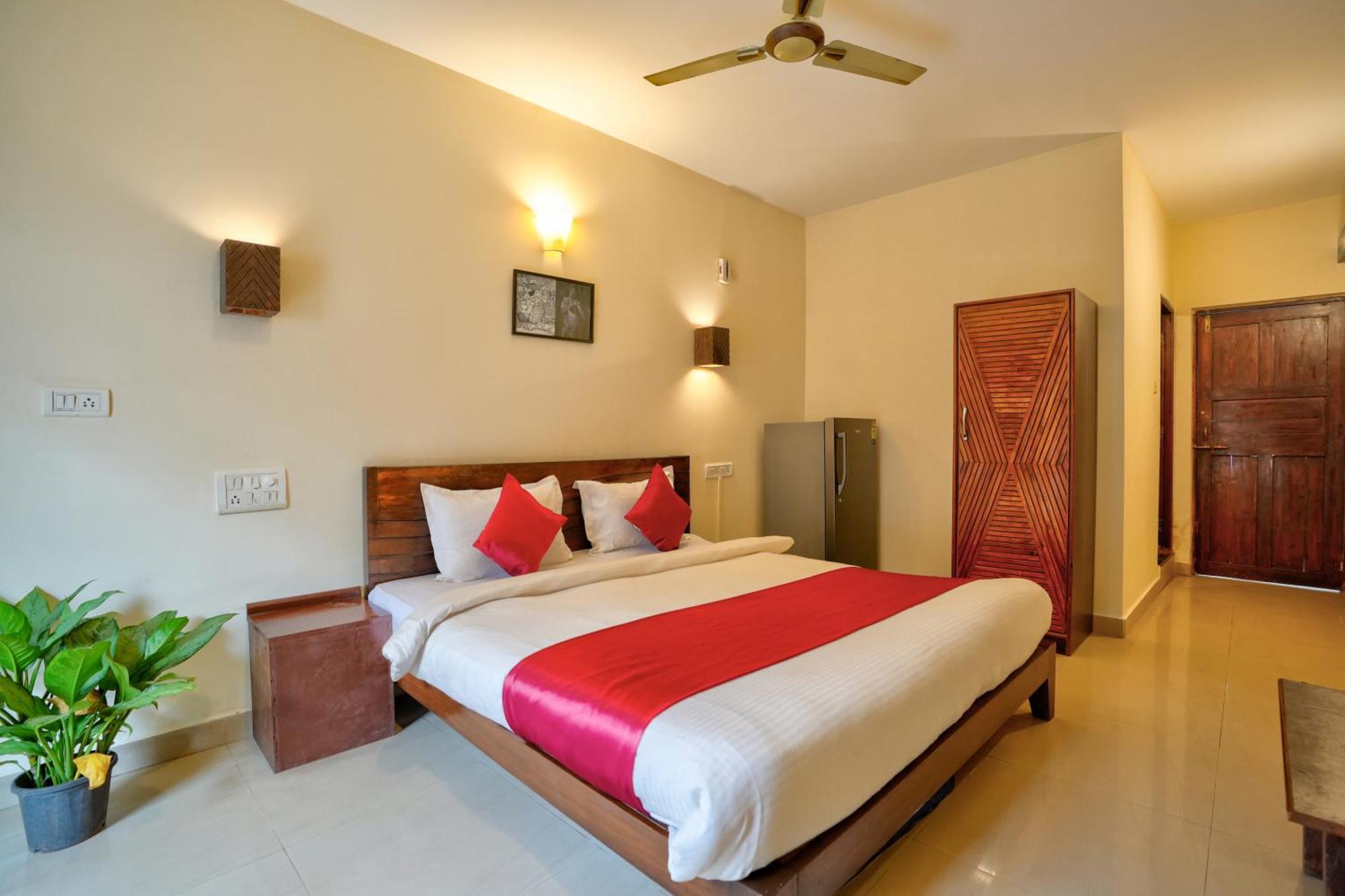 Hotel Salty Waves Baga Exterior photo