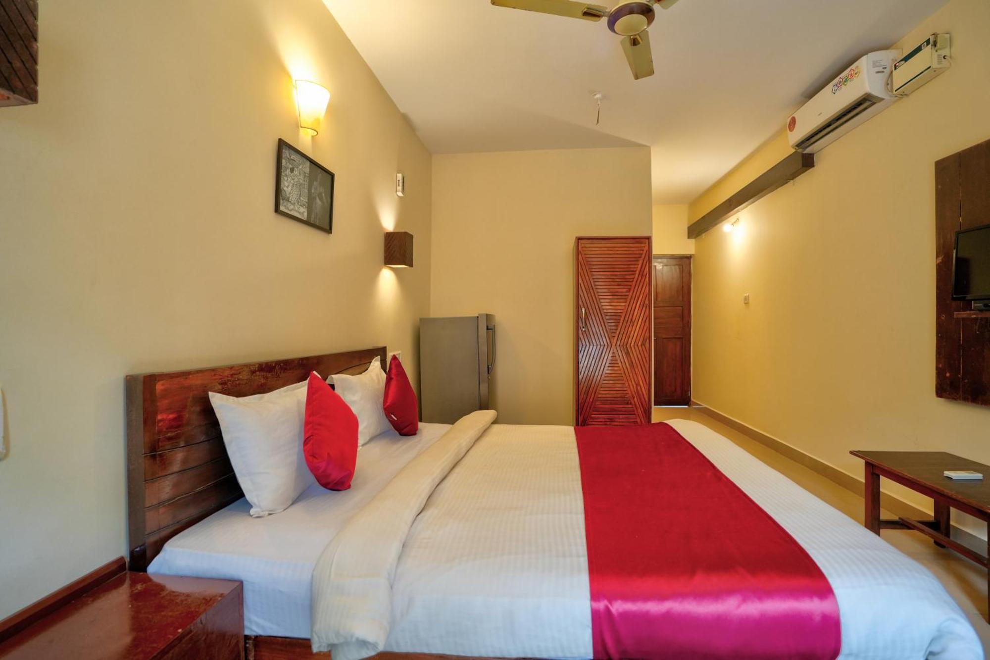 Hotel Salty Waves Baga Exterior photo