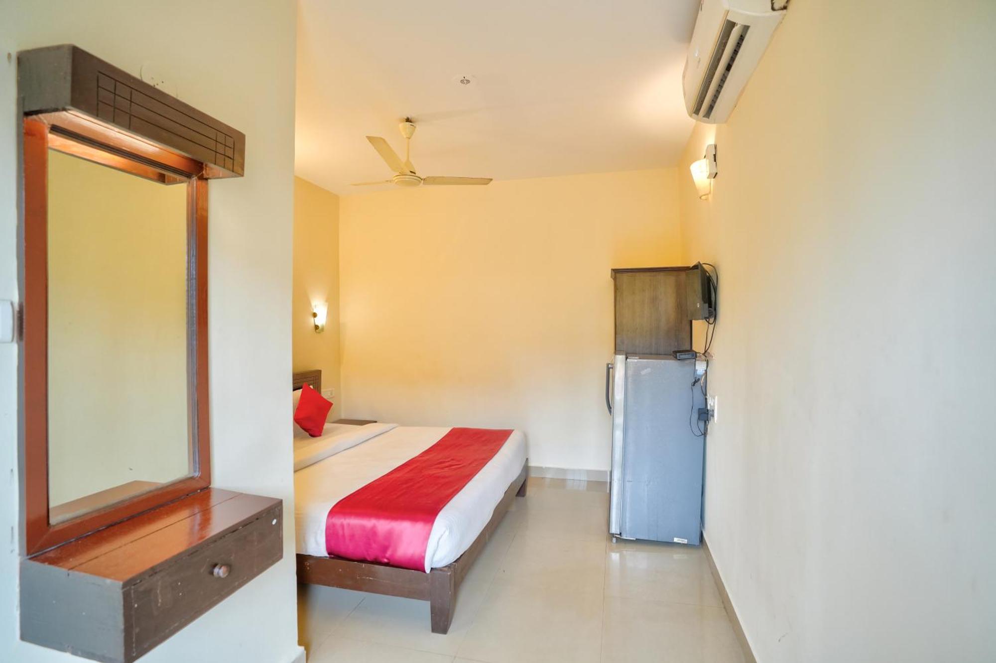 Hotel Salty Waves Baga Exterior photo