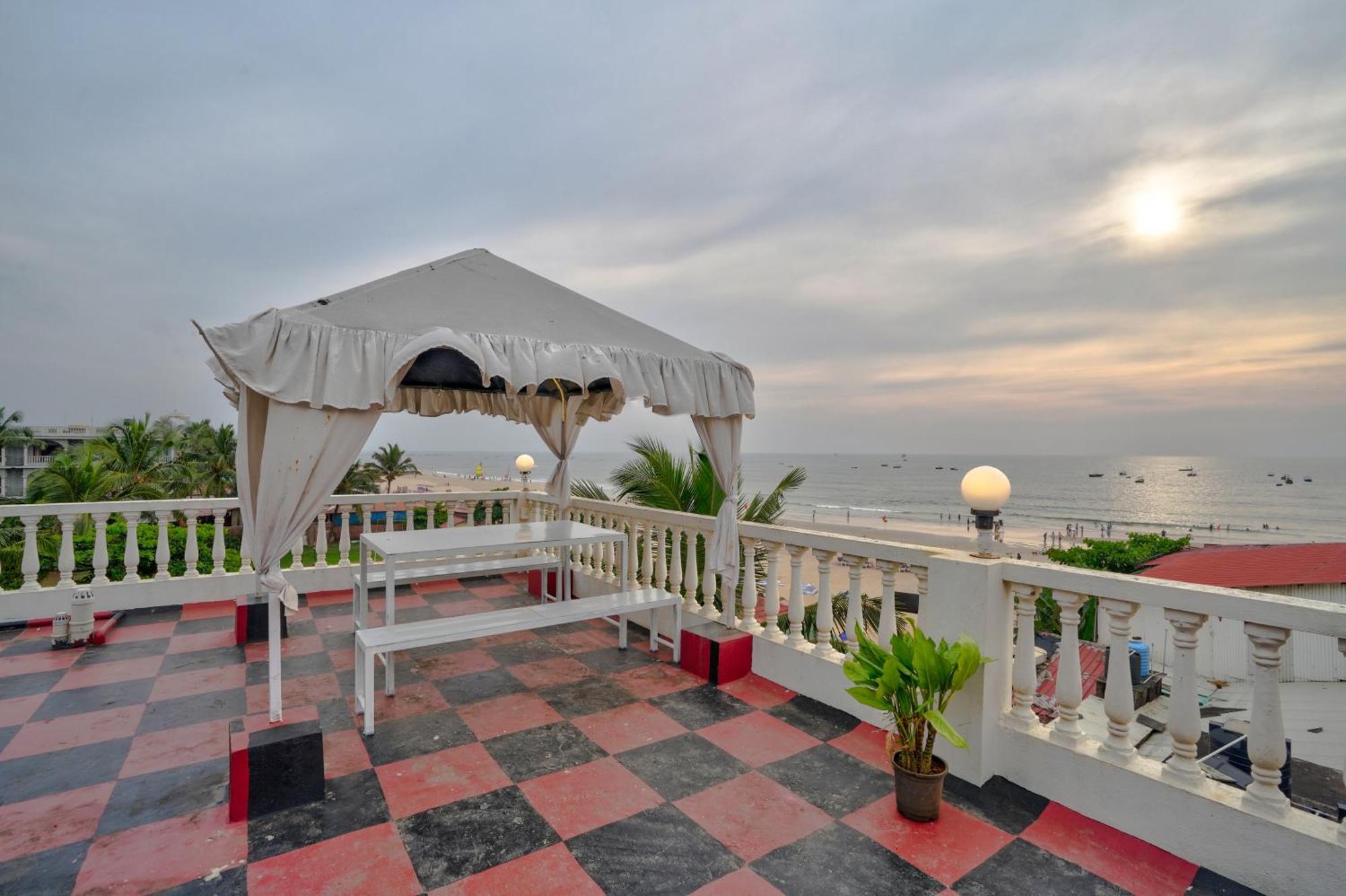 Hotel Salty Waves Baga Exterior photo