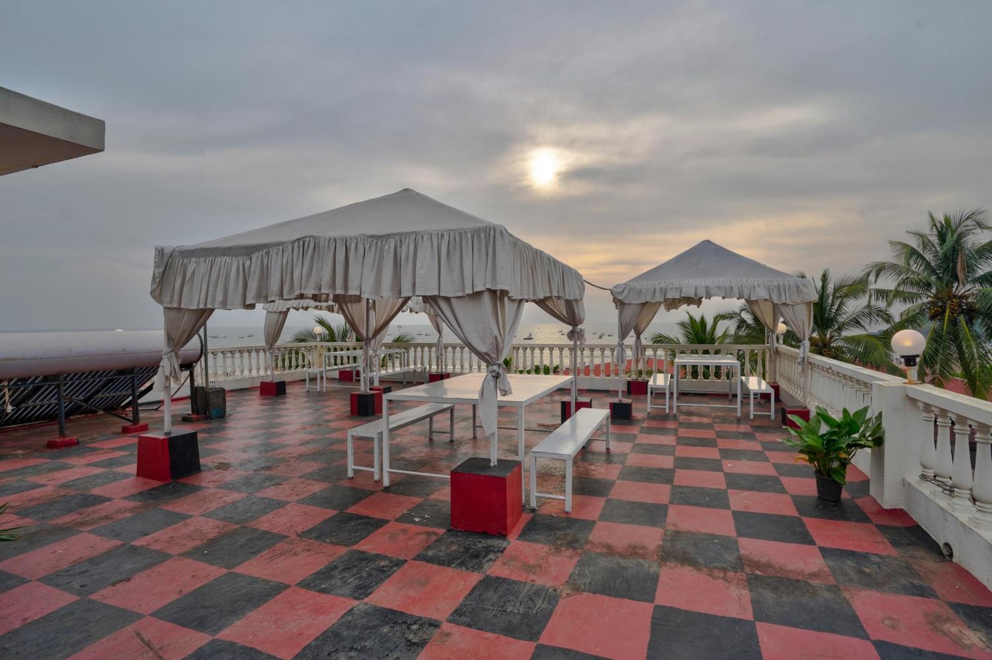 Hotel Salty Waves Baga Exterior photo