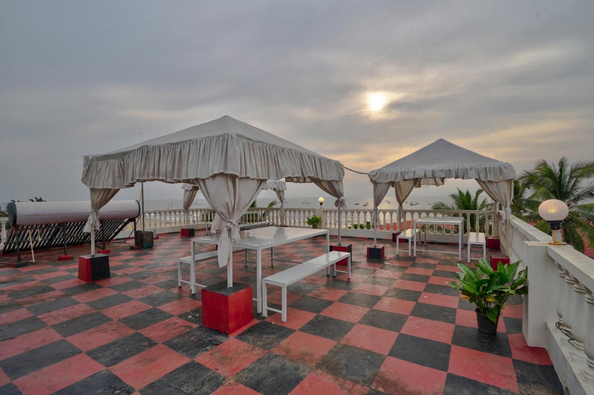 Hotel Salty Waves Baga Exterior photo